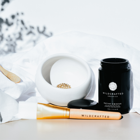 Native Hibiscus Polish - wasseraktiviertes Enzympulver-Peeling und tiefenreinigende Maske